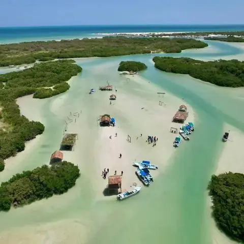 Isla con columpios sobre el lago